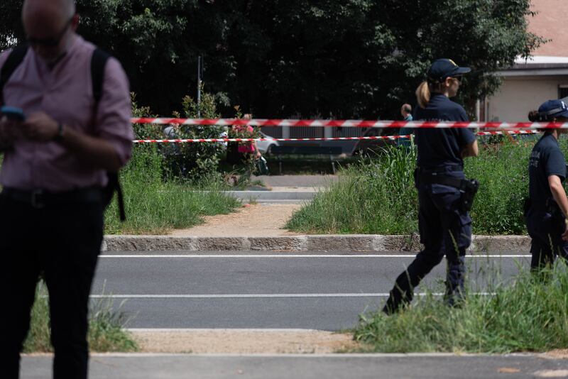 Torino, travolta dal camioncino dei rifiuti, donna muore a 59 anni. Le immagini 4