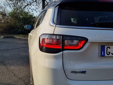 Jeep Compass 4XE, guarda le foto del suv ibrido plug-in 10
