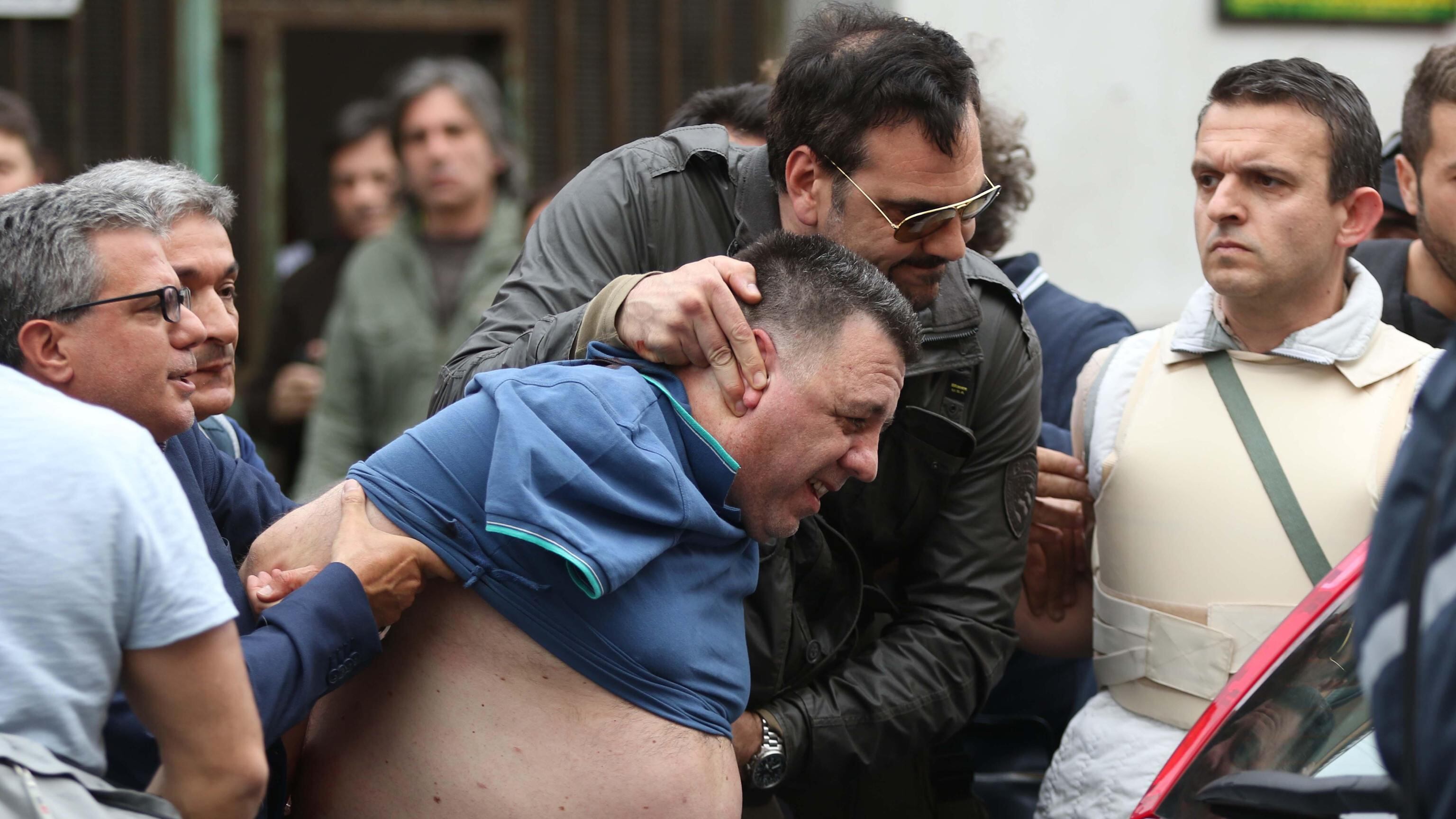 È strage a Secondigliano. Spara dal balcone: quattro morti e sei feriti