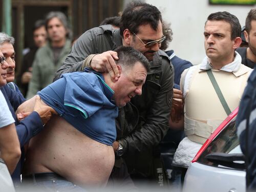 È strage a Secondigliano. Spara dal balcone: quattro morti e sei feriti