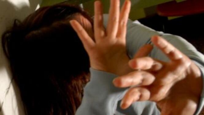 Donna violentata si lancia dal balcone per sfuggire all’aggressore
