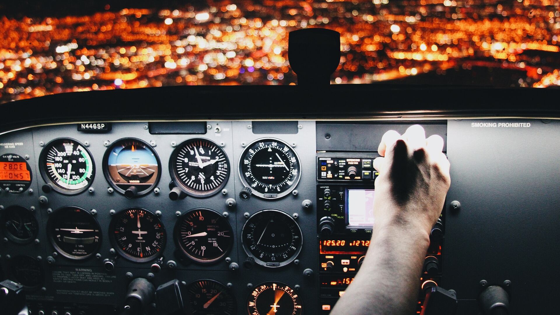 Pilota si sente male in volo, passeggero fa atterrare l'aereo: ecco cosa è successo