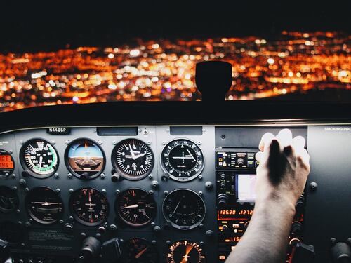 Pilota si sente male in volo, passeggero fa atterrare l'aereo: ecco cosa è successo