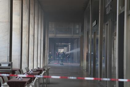 Milano, la colonna di fumo in centro nei pressi del Duomo 3