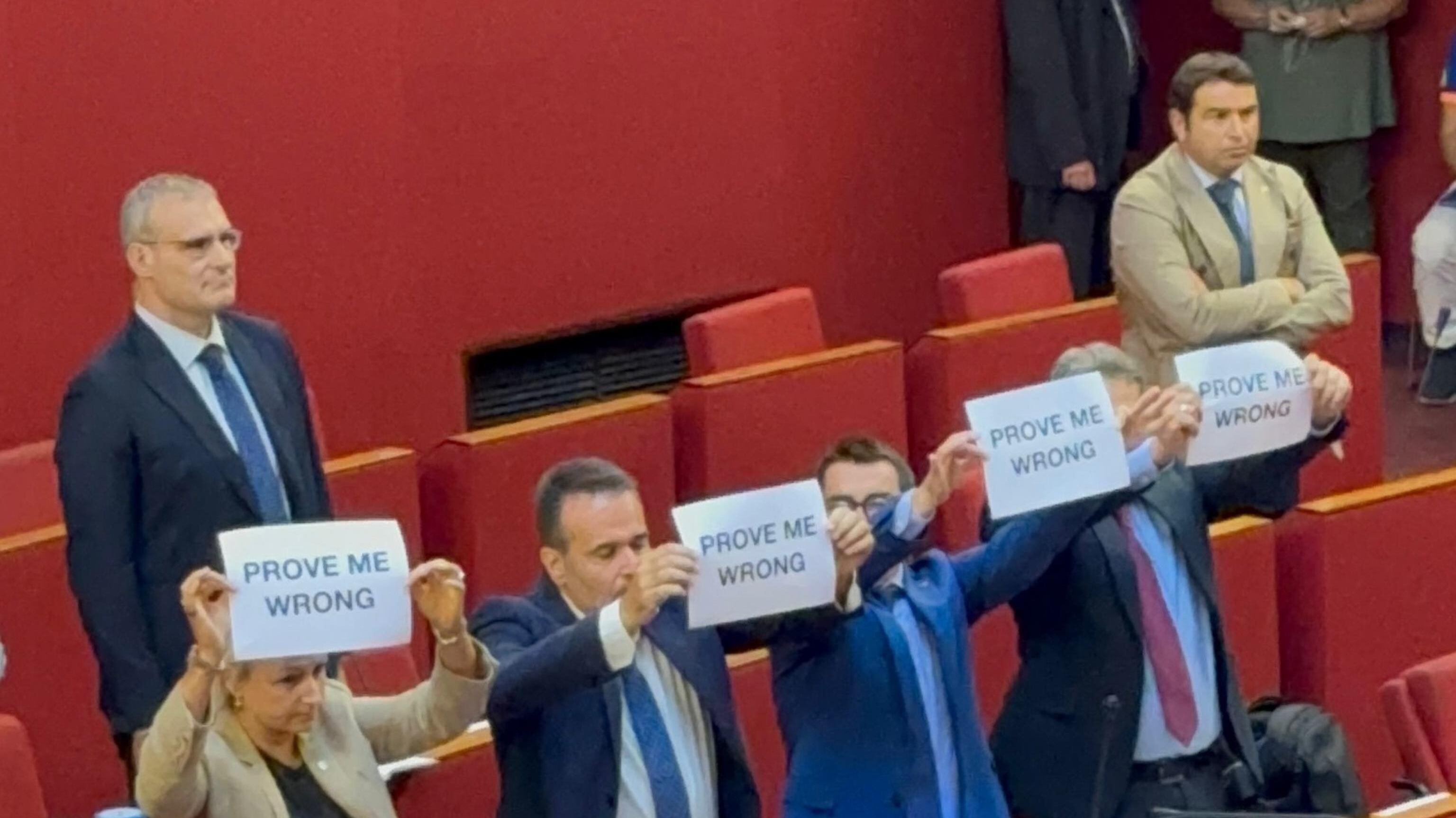 Genova, l'odio del consigliere della Salis contro FdI: "Vi abbiamo già appesi una volta"