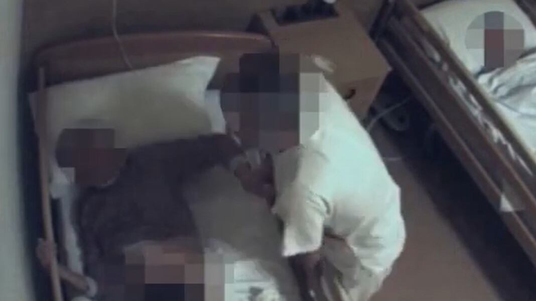 Insulti, botte e nessuna assistenza: l'incubo degli ospiti di una Rsa