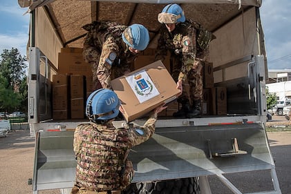 Unifil, il contingente italiano consegna un'abulanza alla municipalità di tiro 4