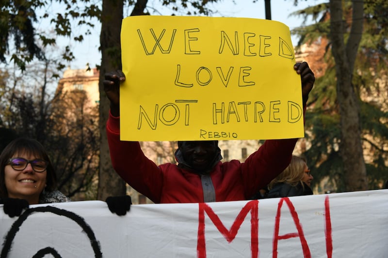 Milano, scende in piazza il corteo contro la chiusura del centro di via Corelli e il decreto Salvini 2