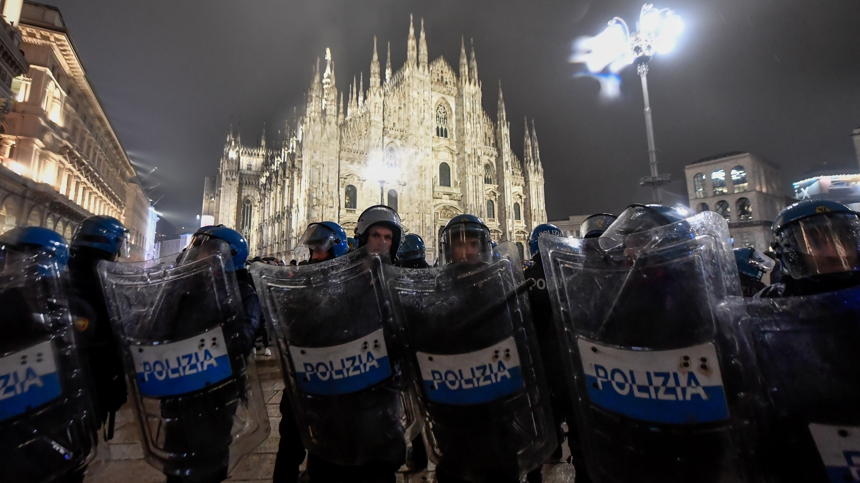 "Siamo stremati...". Scoppia l'ira delle forze dell'ordine