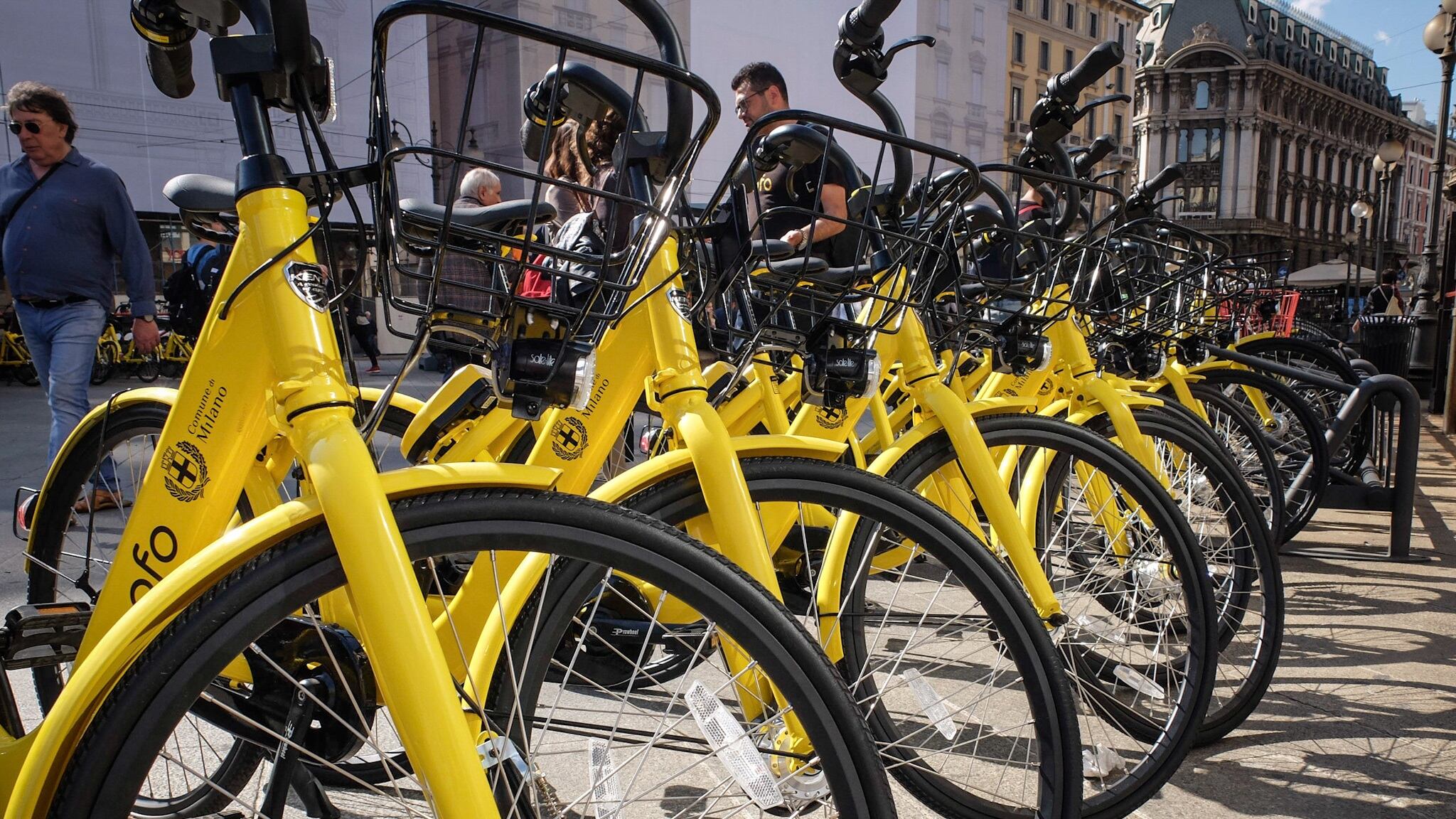 Le bici senza stazioni pedalano sull'hinterland