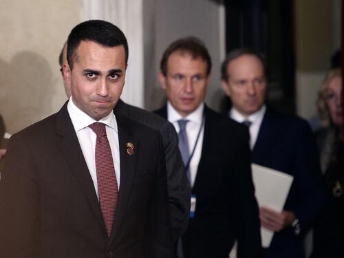 Di Maio si insedia: "Leali alla Ue e alla Nato, ma dialogheremo con tutti"
