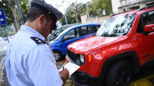 Il clamoroso errore del vigile: raffica di multe ed auto rimosse. Cos'è successo