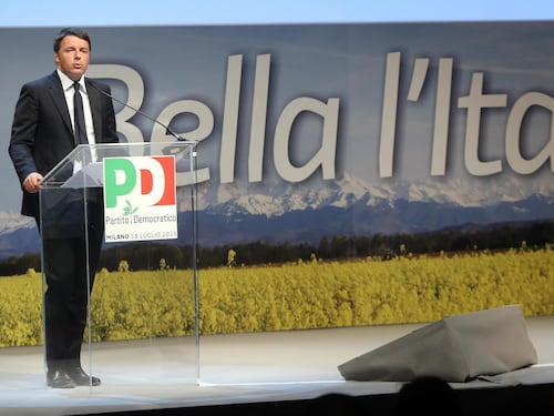 Migranti, Renzi docile con l'Ue fa il duro solo su Repubblica: "Superare egoismi nazionali"