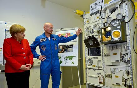 La Merkel con gli astronauti dell'Esa 7