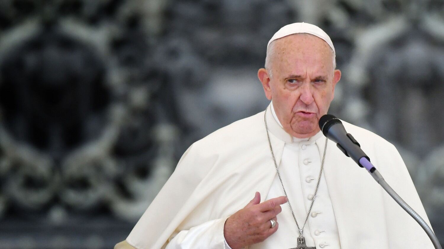 L'anatema di Papa Francesco su maghi e cartomanti