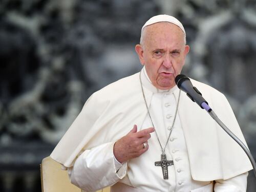 L'anatema di Papa Francesco su maghi e cartomanti