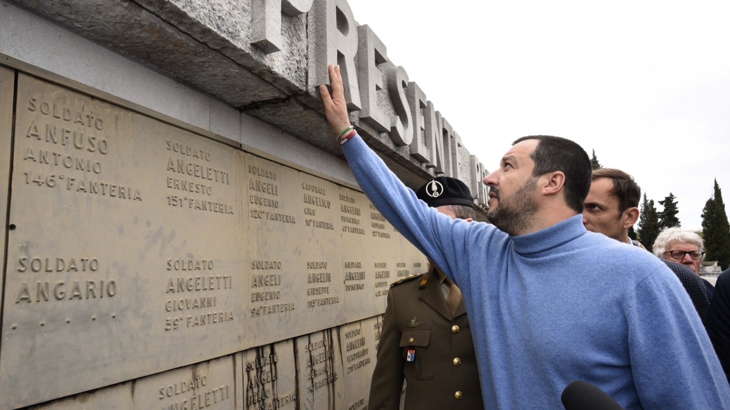 Tra Salvini e Di Maio volano gli stracci Consultazioni rinviate
