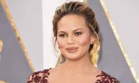 Chrissy Teigen, topless e incinta mentre cucina 9