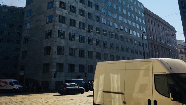 Nube nera in via Turati, mille persone in strada e due stabili evacuati