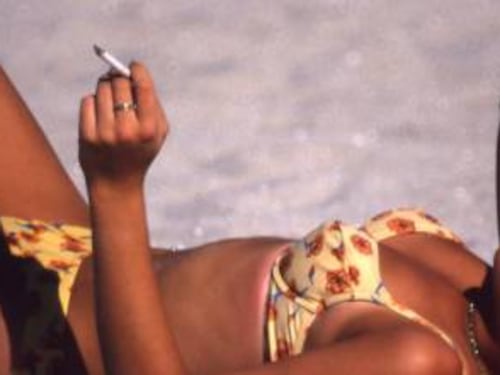 Fumare sì, ma non in spiaggia: multe da 500 euro