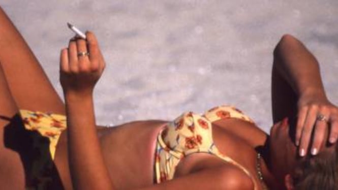 Fumare sì, ma non in spiaggia: multe da 500 euro