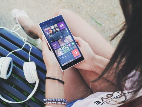 "Niente tablet e smartphone". E la mamma finisce ai servizi sociali