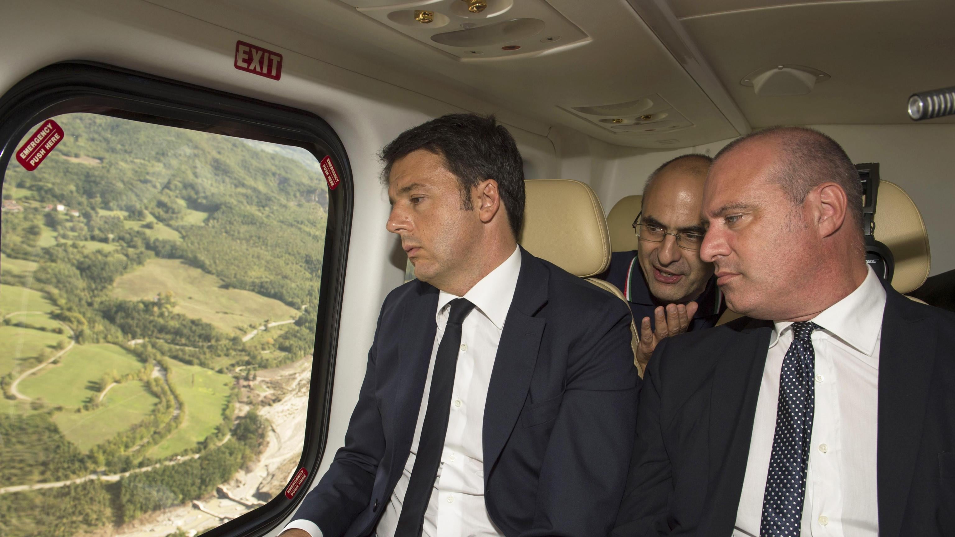 Renzi vola sull'elisoccorso per raccattare gli ultimi Sì