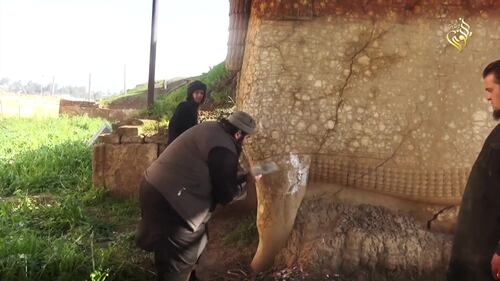 Gli uomini dell'Isis si accaniscono sulle opere d'arte 12