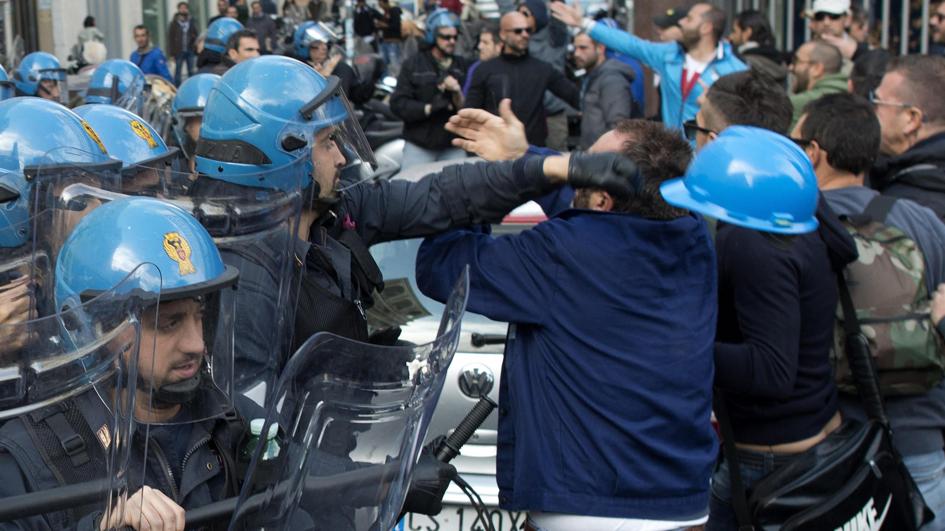 Giù le mani dalla polizia, solito bersaglio