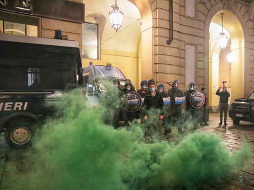 Alta tensione in piazza: disordini a Torino e Milano