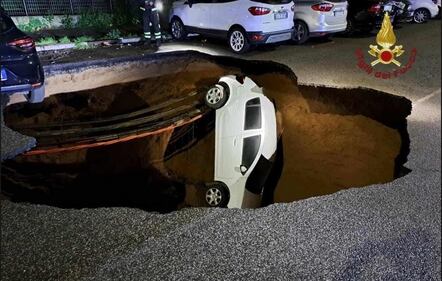 La mega voragine in via Sestio Menas, Roma: le immagini choc 4