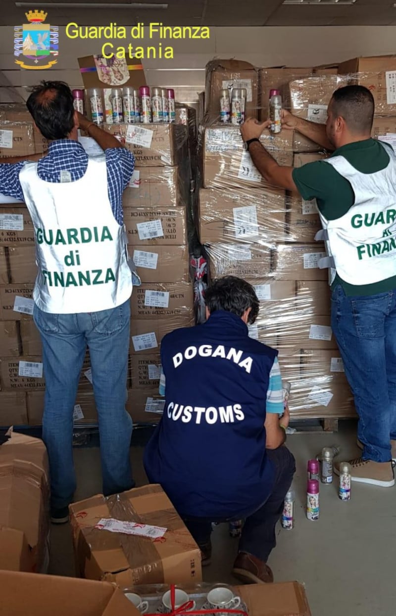 Un milione di prodotti falsi scovati a Catania: le foto del sequestro 1