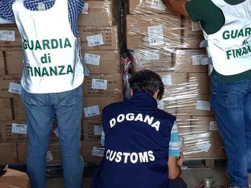Un milione di prodotti falsi scovati a Catania: le foto del sequestro