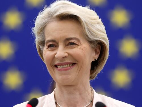 Von der Leyen rieletta presidente della Commissione Ue. Sì di Verdi e FI ma FdI vota contro