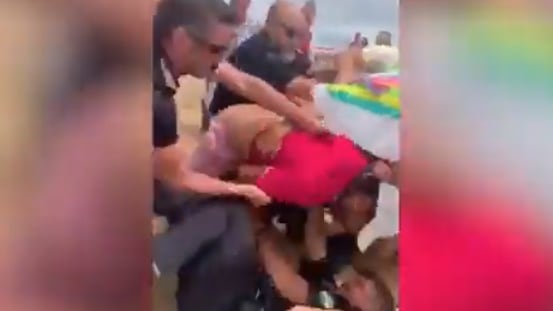 Agente viene accoltellato dal venditore ambulante sotto gli occhi dei turisti