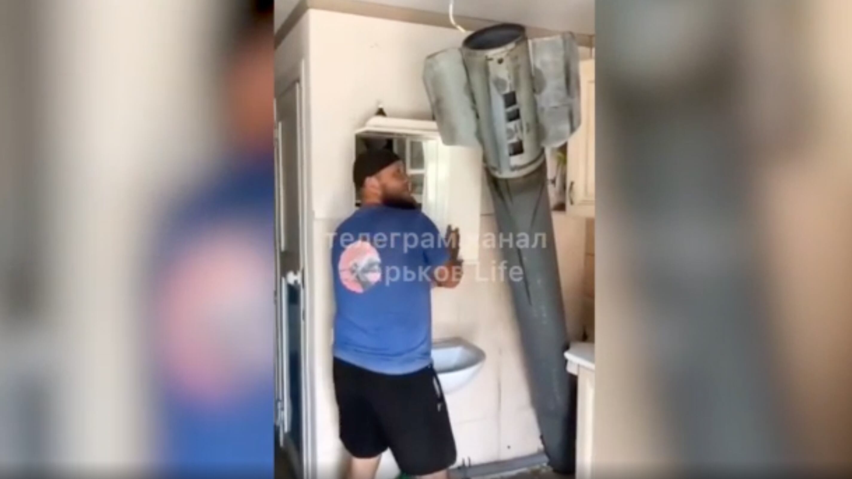 Si rade la barba ma in casa c'è un razzo russo