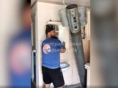 Si rade la barba ma in casa c'è un razzo russo