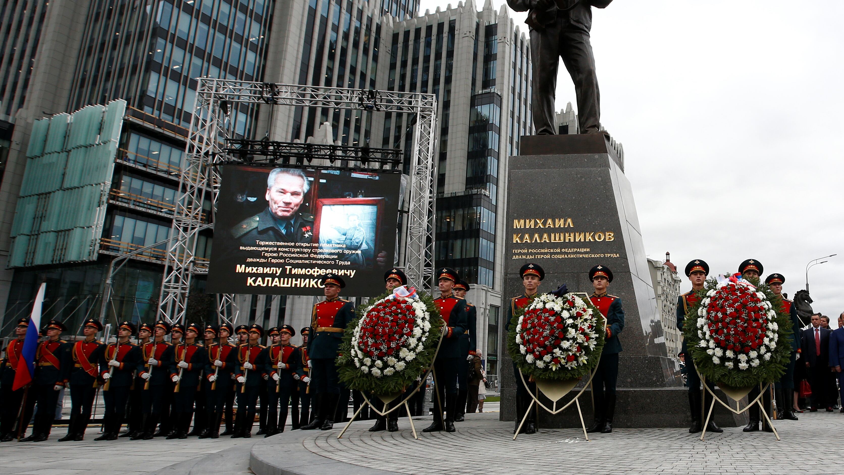 Russia, figuraccia armata: sulla statua il fucile sbagliato