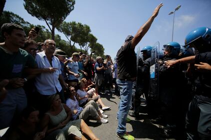 Blocchi contro i profughi, tensione con la polizia 1