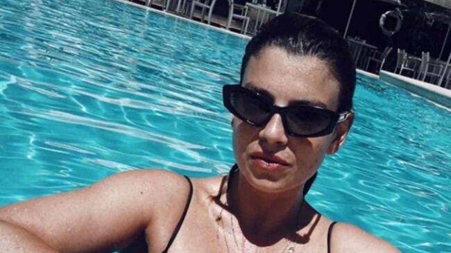Emma Marrone, "bomba sexy" in piscina manda in visibilio i fan