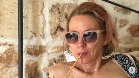 Naomi Watts è innamorata dell’Italia: il relax social durante una pausa dal set