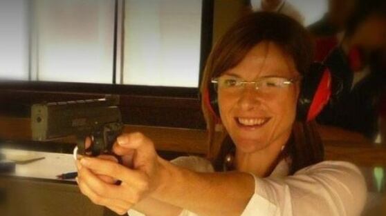 Posta foto con la pistola, sindaca leghista minacciata di morte
