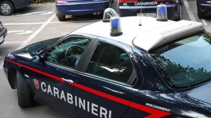 Minaccia i passanti in mutande armato di ascia e coltello: fermato
