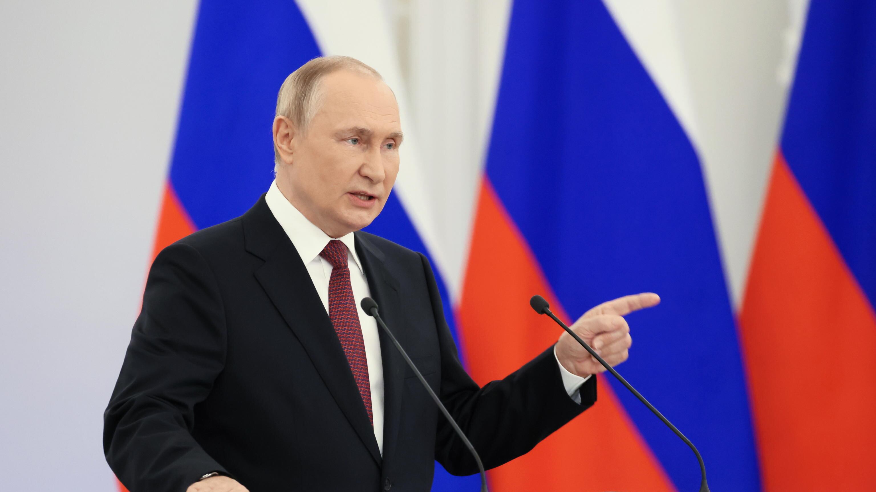 Un caso l'audio su Putin: "Solo storielle"