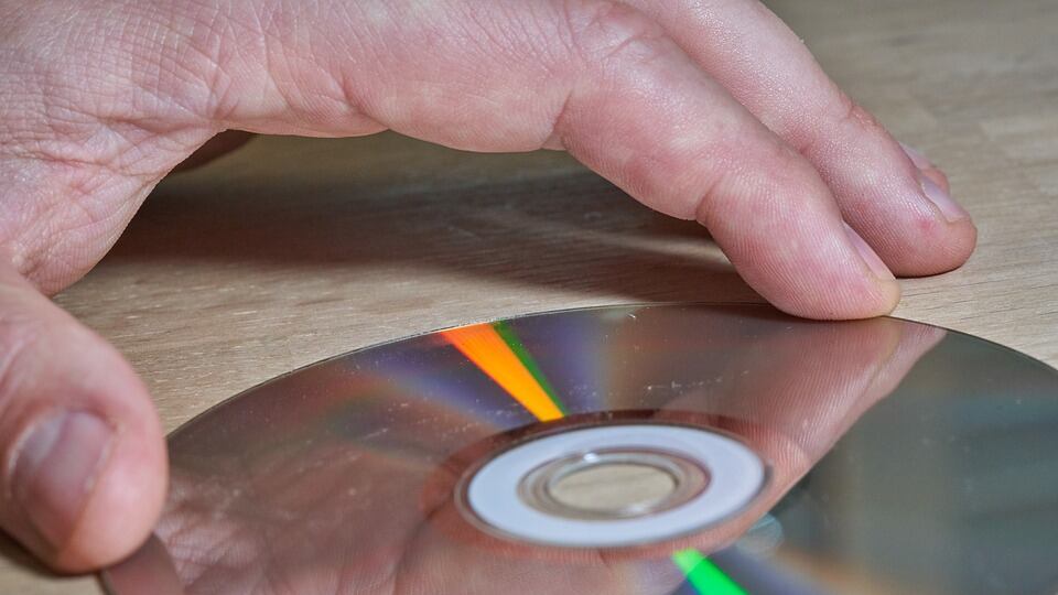 Napoli, scoperta sala di riproduzione abusiva di cd