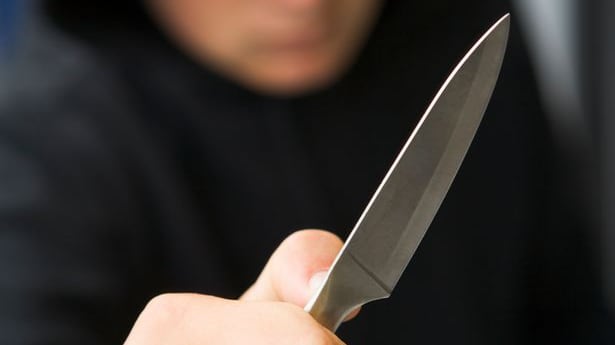 Mestre, romeno armato di coltello tiene in ostaggio e ferisce 61enne
