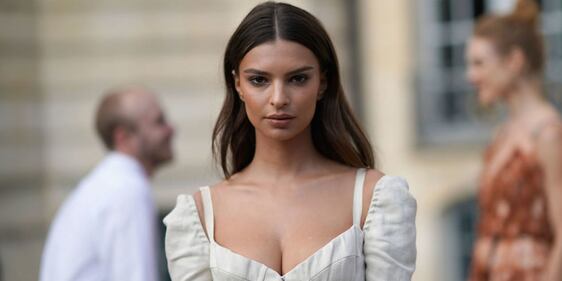 Emily Ratajkovski: lato b e topless ai tropici 15