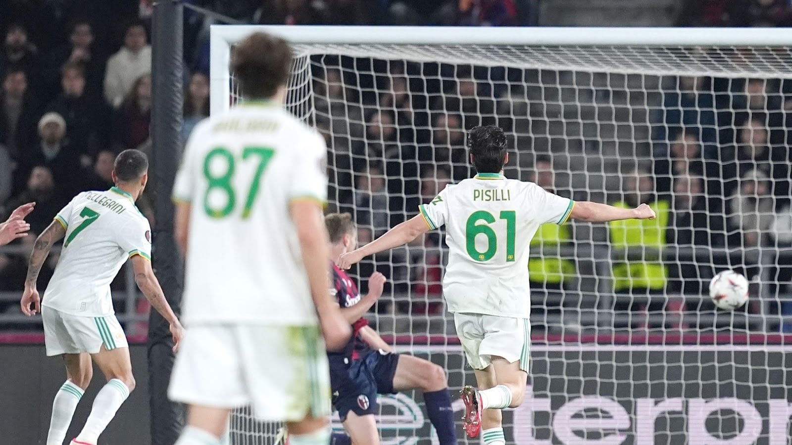 Europa League, la Roma riprende il Bologna: a Bernardeschi risponde Pellegrini