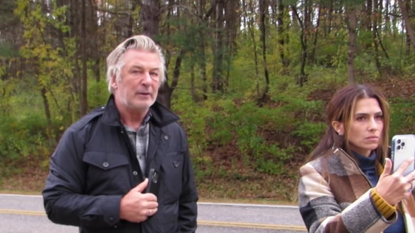 Ora l'Fbi smentisce Alec Baldwin: "Ha premuto il grilletto e sparato"