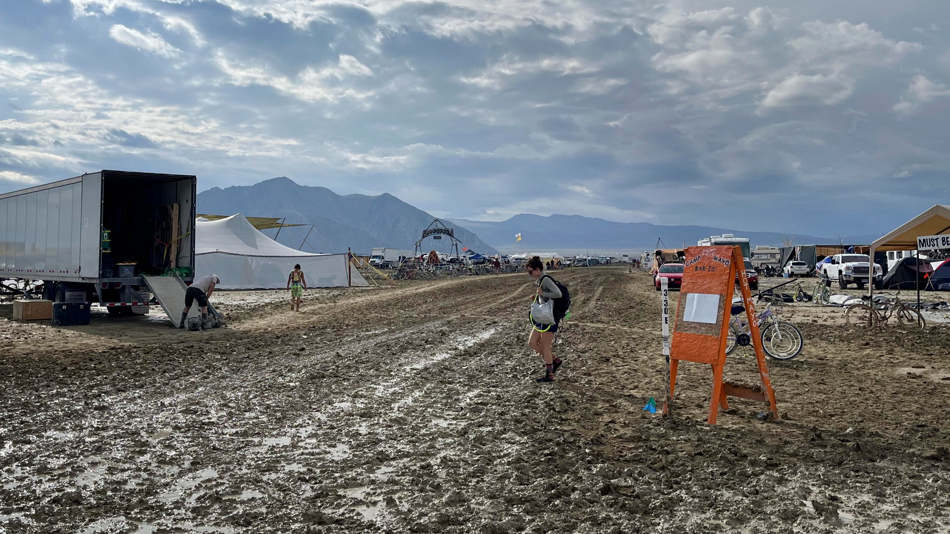 Nevada, incubo di fango: 70mila "prigionieri" del festival nel deserto